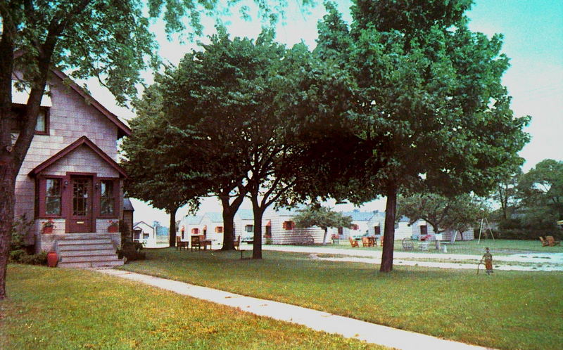 Thomas Motor Court - Vintage Postcard